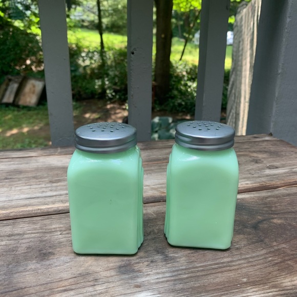 SOLD VINTAGE JADEITE Salt and Pepper Shakers - Picture 3 of 10